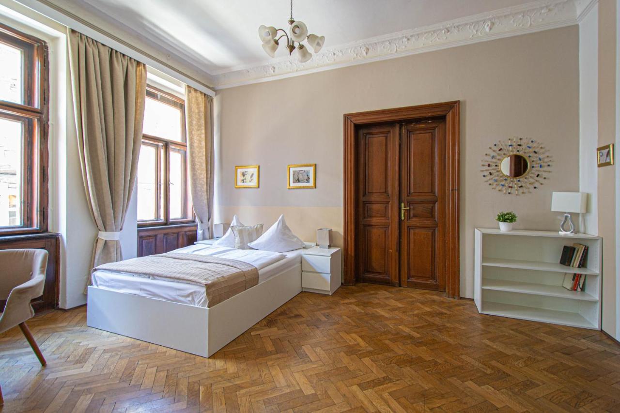 For Celebrations Spacious 3Bdr Apartment With Balcony プラハ エクステリア 写真