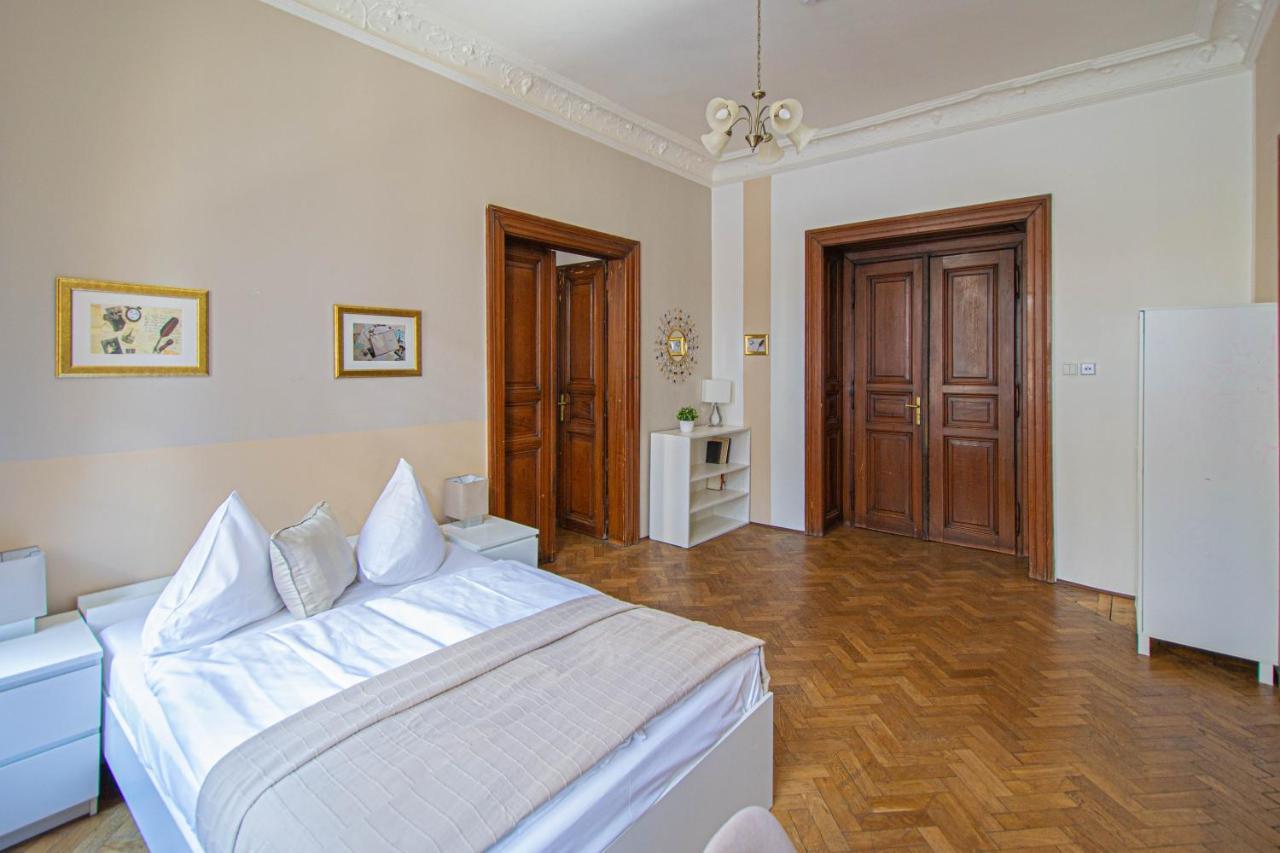 For Celebrations Spacious 3Bdr Apartment With Balcony プラハ エクステリア 写真