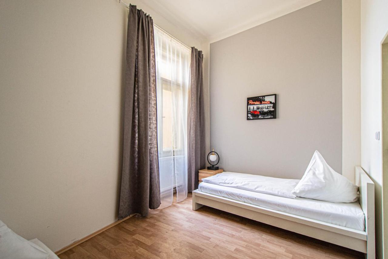 For Celebrations Spacious 3Bdr Apartment With Balcony プラハ エクステリア 写真