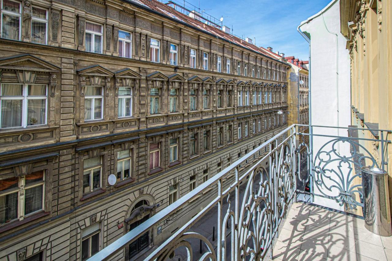 For Celebrations Spacious 3Bdr Apartment With Balcony プラハ エクステリア 写真