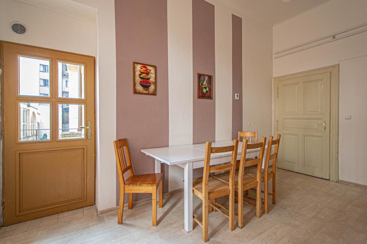 For Celebrations Spacious 3Bdr Apartment With Balcony プラハ エクステリア 写真