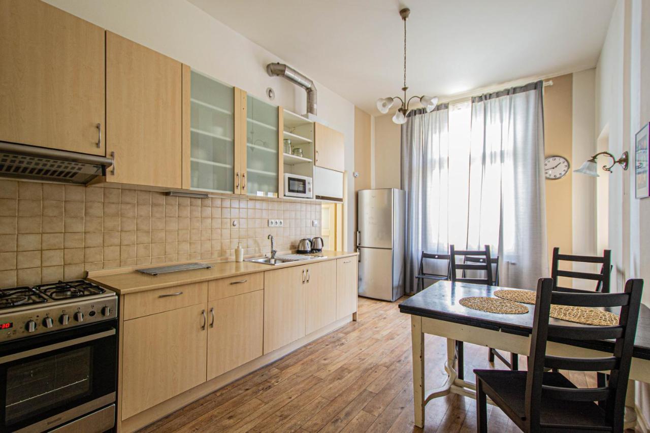 For Celebrations Spacious 3Bdr Apartment With Balcony プラハ エクステリア 写真